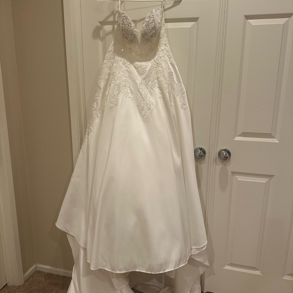 Elegant Ivory Lace Satin Wedding Dress